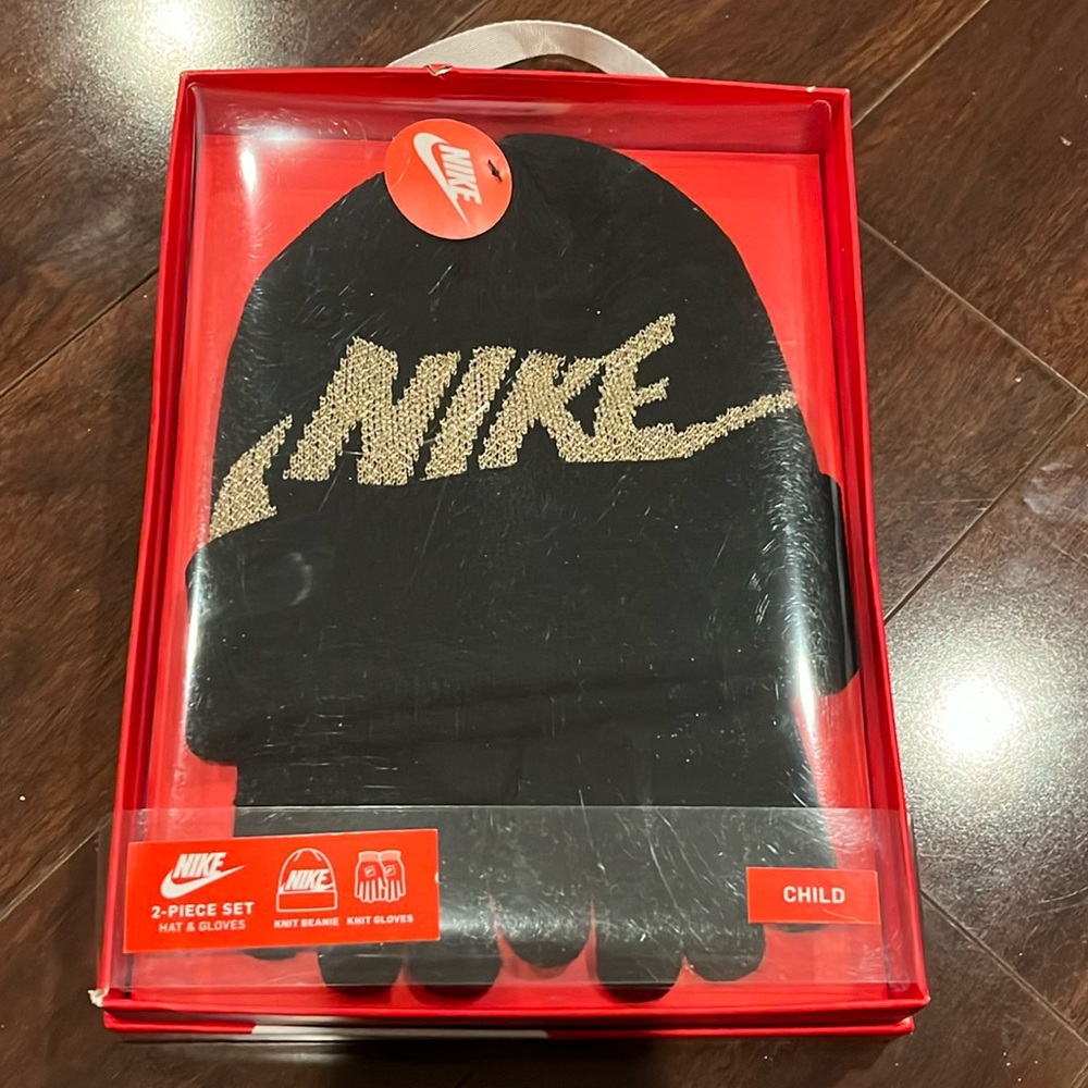 NWT- Nike kids hat and glove gift box set - Black and Gold Age 4-7